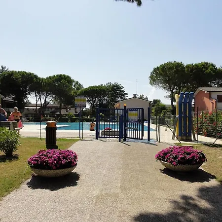 In A House With Garden Bibione